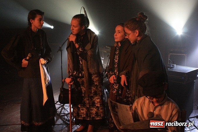 Zdjęcie w galerii na portalu naszraciborz.pl: Kolędowanie ze Stonehenge w Krzanowicach wiadomości z regionu