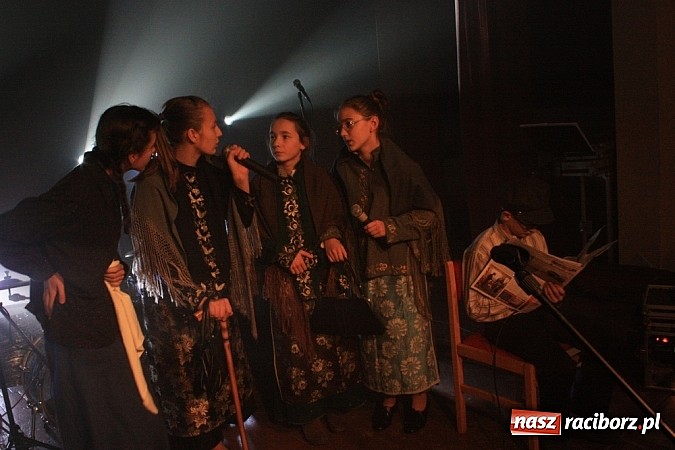 Zdjęcie w galerii na portalu naszraciborz.pl: Kolędowanie ze Stonehenge w Krzanowicach wiadomości z regionu