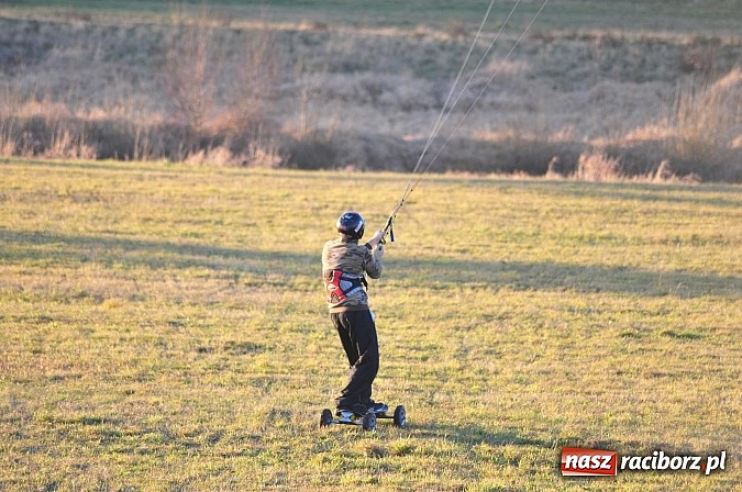 Zdjęcie w galerii na portalu naszraciborz.pl: Na styczeń najlepsze... paralotniarstwo wiadomości z regionu