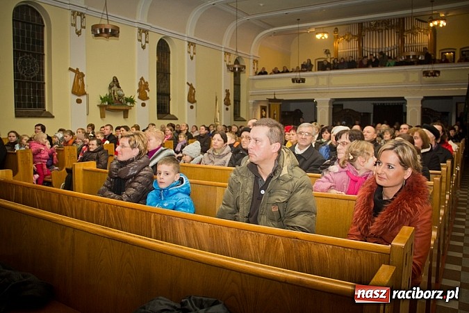 Zdjęcie w galerii na portalu naszraciborz.pl: Na Płoni kolędowali z Orkiestrą Plania wiadomości z regionu