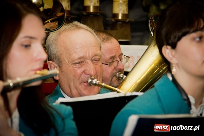 Zdjęcie w galerii na portalu naszraciborz.pl: Na Płoni kolędowali z Orkiestrą Plania wiadomości z regionu