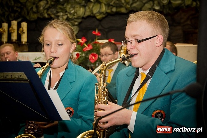 Zdjęcie w galerii na portalu naszraciborz.pl: Na Płoni kolędowali z Orkiestrą Plania wiadomości z regionu