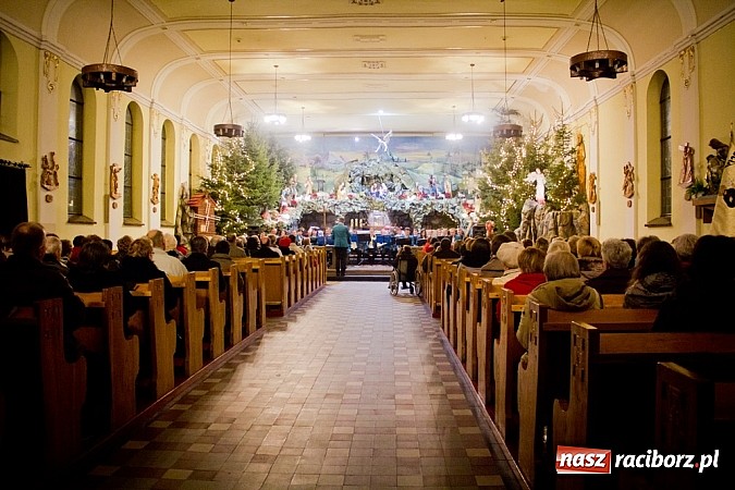 Zdjęcie w galerii na portalu naszraciborz.pl: Na Płoni kolędowali z Orkiestrą Plania wiadomości z regionu