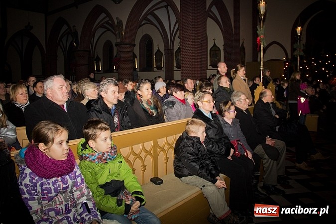 Zdjęcie w galerii na portalu naszraciborz.pl: Kolędy i pastorałki Elżbiety i Andrzeja Biskupów zabrzmiały na Starej Wsi wiadomości z regionu