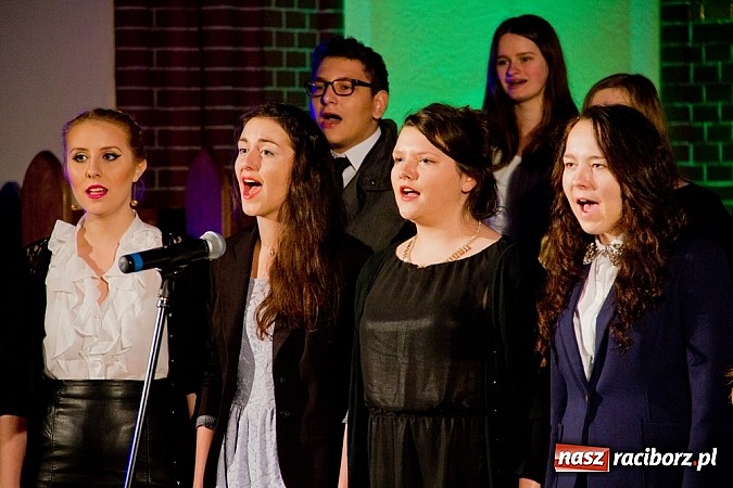 Zdjęcie w galerii na portalu naszraciborz.pl: Kolędy i pastorałki Elżbiety i Andrzeja Biskupów zabrzmiały na Starej Wsi wiadomości z regionu