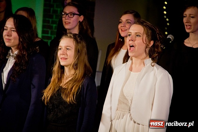 Zdjęcie w galerii na portalu naszraciborz.pl: Kolędy i pastorałki Elżbiety i Andrzeja Biskupów zabrzmiały na Starej Wsi wiadomości z regionu