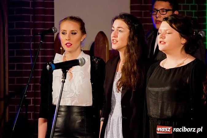 Zdjęcie w galerii na portalu naszraciborz.pl: Kolędy i pastorałki Elżbiety i Andrzeja Biskupów zabrzmiały na Starej Wsi wiadomości z regionu