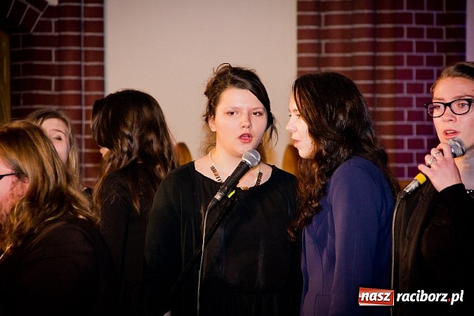 Zdjęcie w galerii na portalu naszraciborz.pl: Kolędy i pastorałki Elżbiety i Andrzeja Biskupów zabrzmiały na Starej Wsi wiadomości z regionu