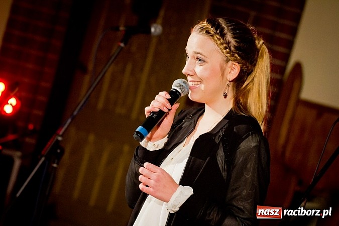 Zdjęcie w galerii na portalu naszraciborz.pl: Kolędy i pastorałki Elżbiety i Andrzeja Biskupów zabrzmiały na Starej Wsi wiadomości z regionu