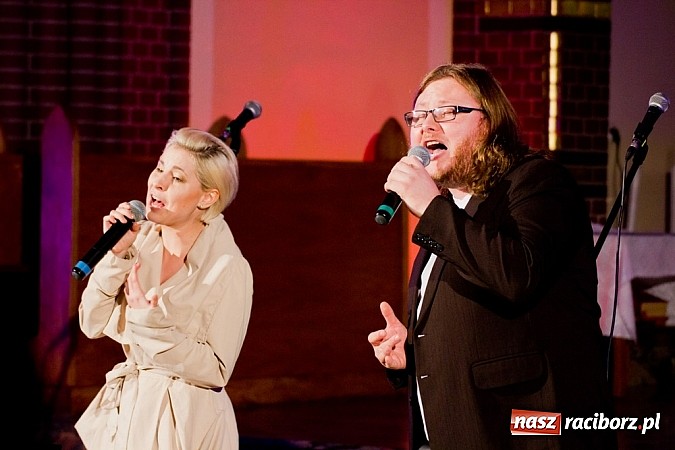 Zdjęcie w galerii na portalu naszraciborz.pl: Kolędy i pastorałki Elżbiety i Andrzeja Biskupów zabrzmiały na Starej Wsi wiadomości z regionu
