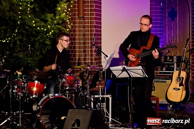 Zdjęcie w galerii na portalu naszraciborz.pl: Kolędy i pastorałki Elżbiety i Andrzeja Biskupów zabrzmiały na Starej Wsi wiadomości z regionu