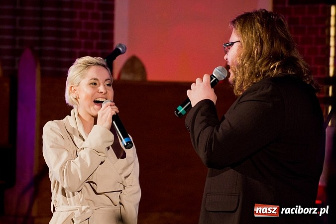 Zdjęcie w galerii na portalu naszraciborz.pl: Kolędy i pastorałki Elżbiety i Andrzeja Biskupów zabrzmiały na Starej Wsi wiadomości z regionu