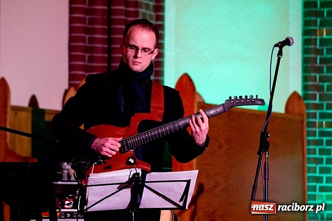 Zdjęcie w galerii na portalu naszraciborz.pl: Kolędy i pastorałki Elżbiety i Andrzeja Biskupów zabrzmiały na Starej Wsi wiadomości z regionu