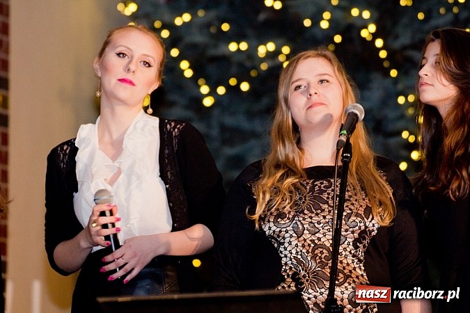 Zdjęcie w galerii na portalu naszraciborz.pl: Kolędy i pastorałki Elżbiety i Andrzeja Biskupów zabrzmiały na Starej Wsi wiadomości z regionu