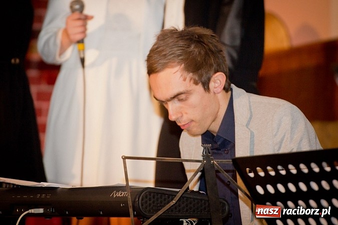 Zdjęcie w galerii na portalu naszraciborz.pl: Kolędy i pastorałki Elżbiety i Andrzeja Biskupów zabrzmiały na Starej Wsi wiadomości z regionu