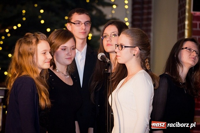 Zdjęcie w galerii na portalu naszraciborz.pl: Kolędy i pastorałki Elżbiety i Andrzeja Biskupów zabrzmiały na Starej Wsi wiadomości z regionu