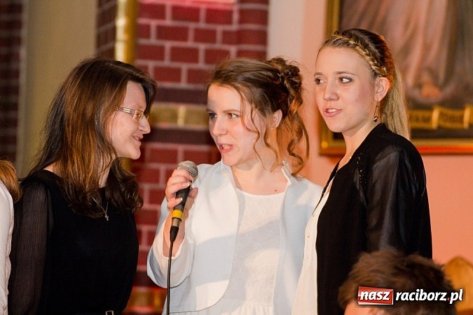 Zdjęcie w galerii na portalu naszraciborz.pl: Kolędy i pastorałki Elżbiety i Andrzeja Biskupów zabrzmiały na Starej Wsi wiadomości z regionu