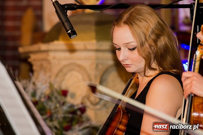 Zdjęcie w galerii na portalu naszraciborz.pl: Kolędy i pastorałki Elżbiety i Andrzeja Biskupów zabrzmiały na Starej Wsi wiadomości z regionu