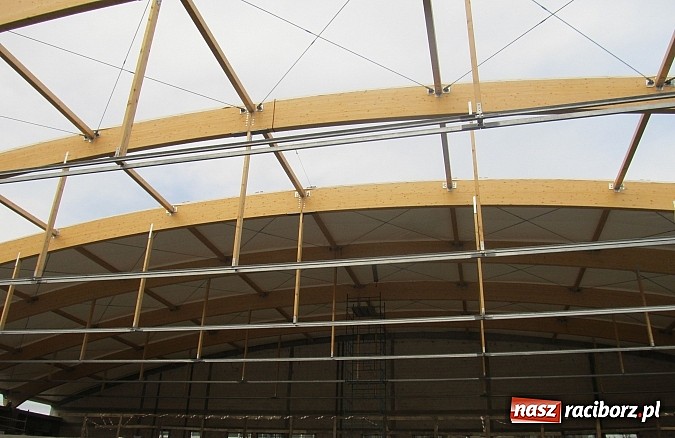 Zdjęcie w galerii na portalu naszraciborz.pl: Na nowej hali montują dach wiadomości z regionu