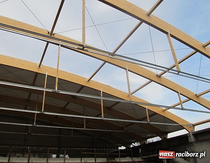 Zdjęcie w galerii na portalu naszraciborz.pl: Na nowej hali montują dach wiadomości z regionu