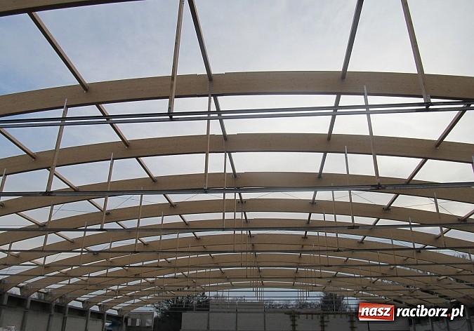 Zdjęcie w galerii na portalu naszraciborz.pl: Na nowej hali montują dach wiadomości z regionu