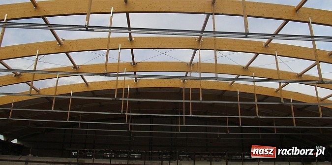 Zdjęcie w galerii na portalu naszraciborz.pl: Na nowej hali montują dach wiadomości z regionu