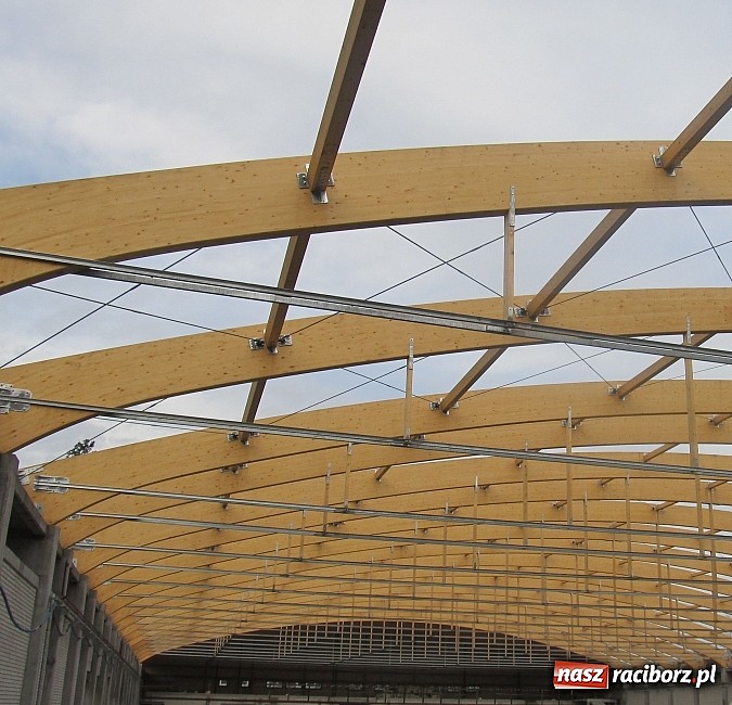 Zdjęcie w galerii na portalu naszraciborz.pl: Na nowej hali montują dach wiadomości z regionu