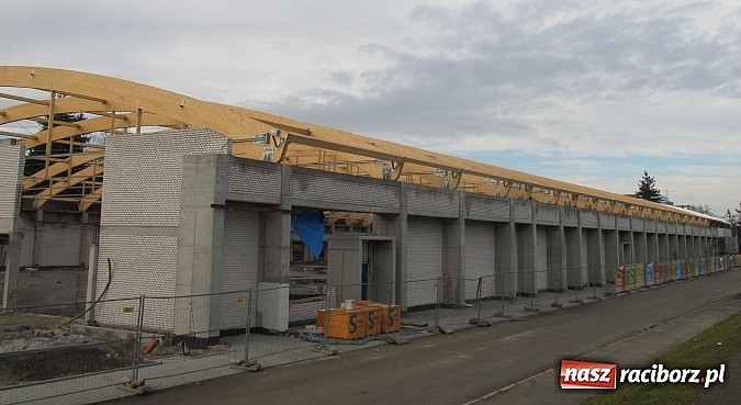 Zdjęcie w galerii na portalu naszraciborz.pl: Na nowej hali montują dach wiadomości z regionu