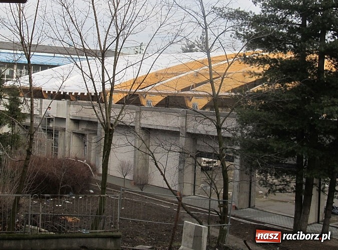 Zdjęcie w galerii na portalu naszraciborz.pl: Na nowej hali montują dach wiadomości z regionu