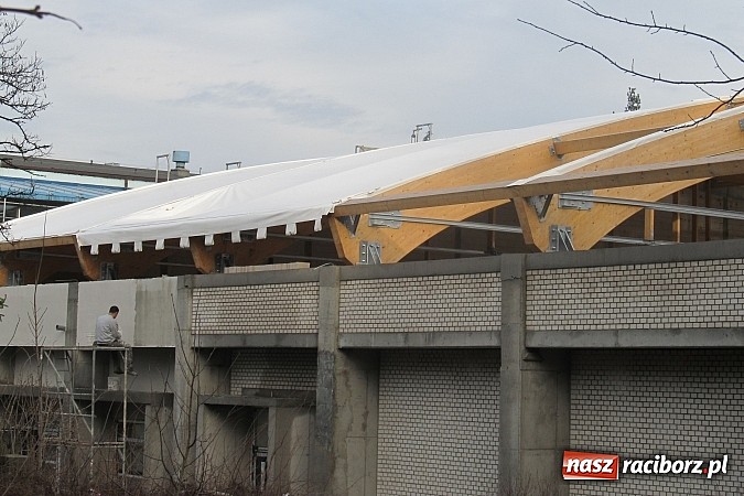 Zdjęcie w galerii na portalu naszraciborz.pl: Na nowej hali montują dach wiadomości z regionu