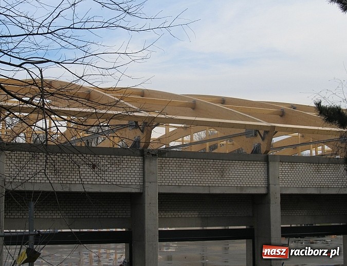 Zdjęcie w galerii na portalu naszraciborz.pl: Na nowej hali montują dach wiadomości z regionu
