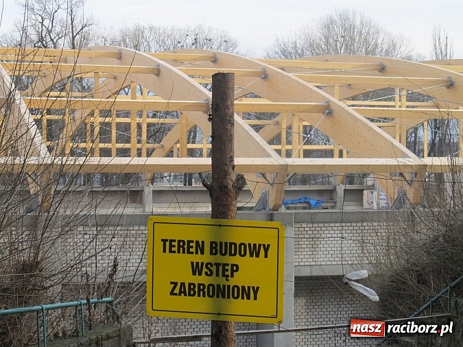 Zdjęcie w galerii na portalu naszraciborz.pl: Na nowej hali montują dach wiadomości z regionu