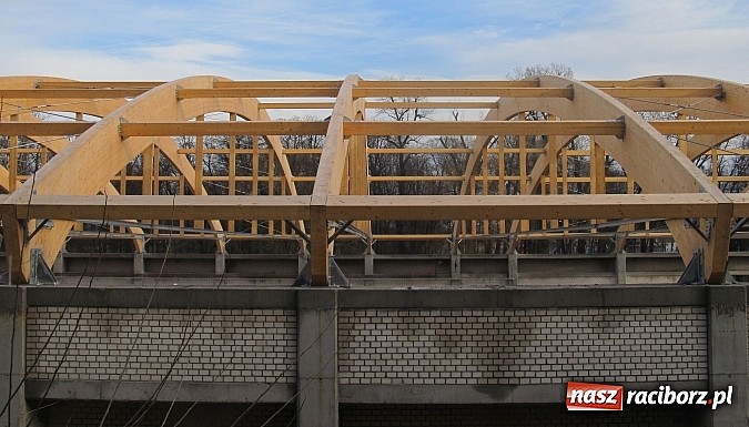 Zdjęcie w galerii na portalu naszraciborz.pl: Na nowej hali montują dach wiadomości z regionu