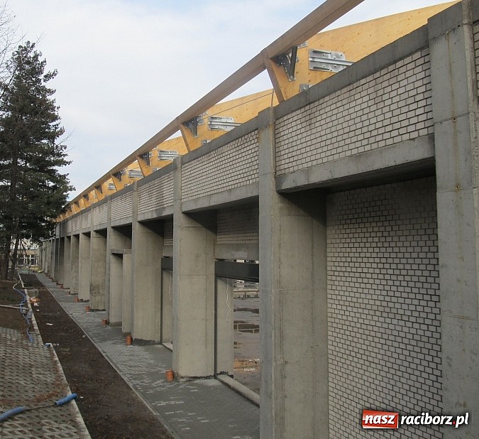 Zdjęcie w galerii na portalu naszraciborz.pl: Na nowej hali montują dach wiadomości z regionu