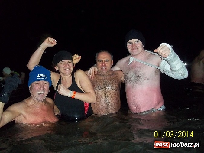 Zdjęcie w galerii na portalu naszraciborz.pl: Morsy z Raciborza przy biciu rekordu Guinnessa wiadomości z regionu