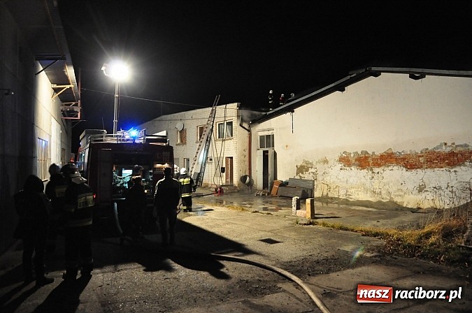 Zdjęcie w galerii na portalu naszraciborz.pl: Strażacy walczyli z groźnym pożarem hali produkcyjnej w Krzanowicach wiadomości z regionu