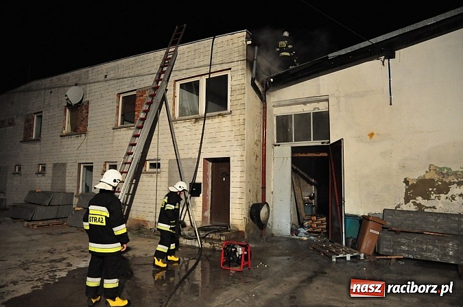 Zdjęcie w galerii na portalu naszraciborz.pl: Strażacy walczyli z groźnym pożarem hali produkcyjnej w Krzanowicach wiadomości z regionu