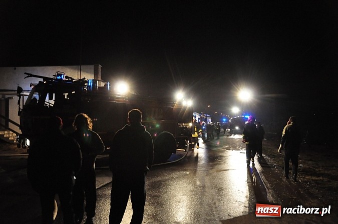 Zdjęcie w galerii na portalu naszraciborz.pl: Strażacy walczyli z groźnym pożarem hali produkcyjnej w Krzanowicach wiadomości z regionu