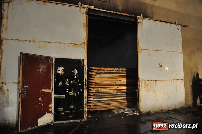 Zdjęcie w galerii na portalu naszraciborz.pl: Strażacy walczyli z groźnym pożarem hali produkcyjnej w Krzanowicach wiadomości z regionu