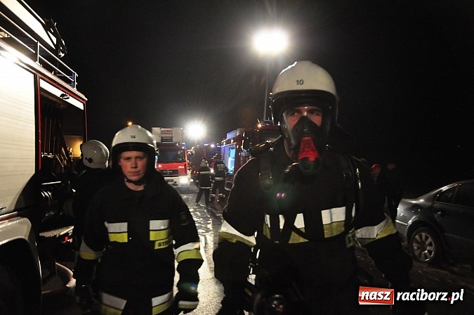 Zdjęcie w galerii na portalu naszraciborz.pl: Strażacy walczyli z groźnym pożarem hali produkcyjnej w Krzanowicach wiadomości z regionu