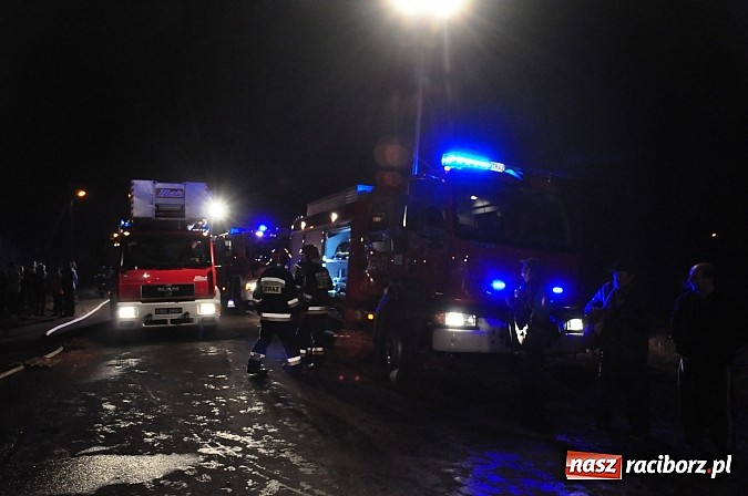 Zdjęcie w galerii na portalu naszraciborz.pl: Strażacy walczyli z groźnym pożarem hali produkcyjnej w Krzanowicach wiadomości z regionu