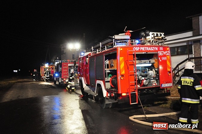 Zdjęcie w galerii na portalu naszraciborz.pl: Strażacy walczyli z groźnym pożarem hali produkcyjnej w Krzanowicach wiadomości z regionu