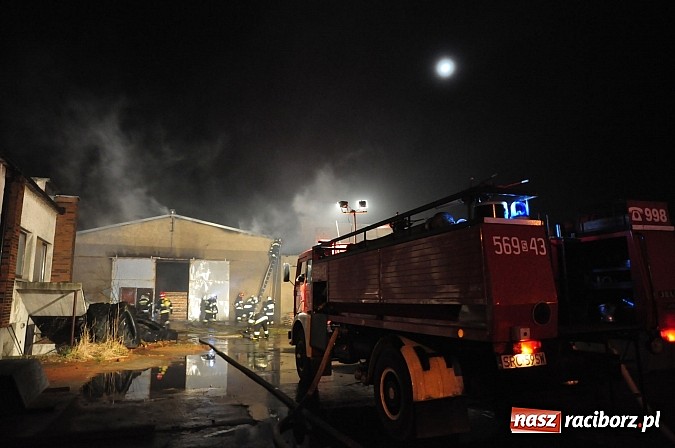 Zdjęcie w galerii na portalu naszraciborz.pl: Strażacy walczyli z groźnym pożarem hali produkcyjnej w Krzanowicach wiadomości z regionu