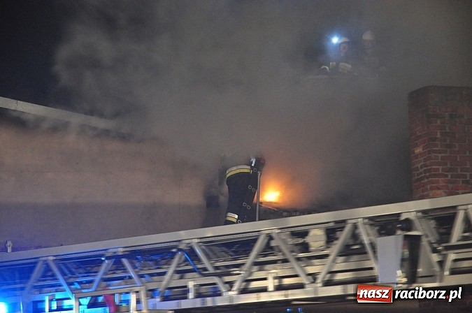 Zdjęcie w galerii na portalu naszraciborz.pl: Strażacy walczyli z groźnym pożarem hali produkcyjnej w Krzanowicach wiadomości z regionu