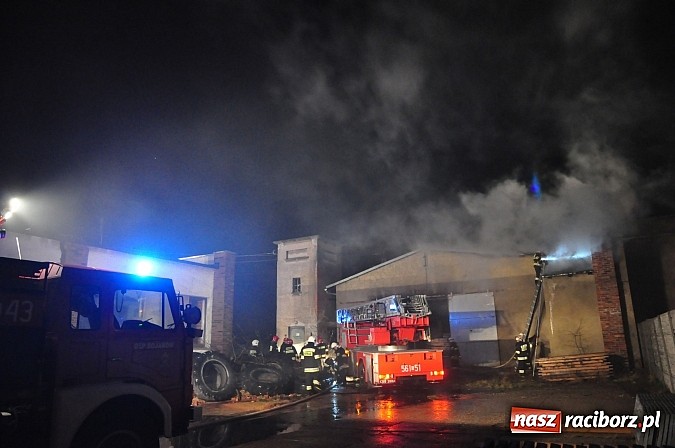 Zdjęcie w galerii na portalu naszraciborz.pl: Strażacy walczyli z groźnym pożarem hali produkcyjnej w Krzanowicach wiadomości z regionu
