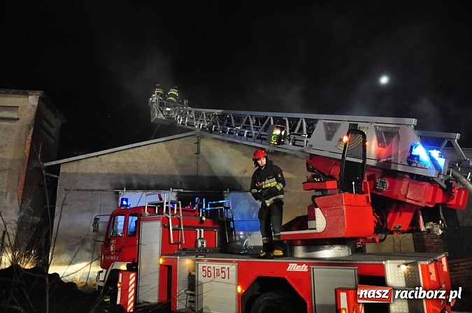 Zdjęcie w galerii na portalu naszraciborz.pl: Strażacy walczyli z groźnym pożarem hali produkcyjnej w Krzanowicach wiadomości z regionu