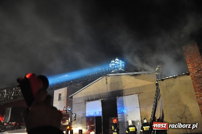 Zdjęcie w galerii na portalu naszraciborz.pl: Strażacy walczyli z groźnym pożarem hali produkcyjnej w Krzanowicach wiadomości z regionu