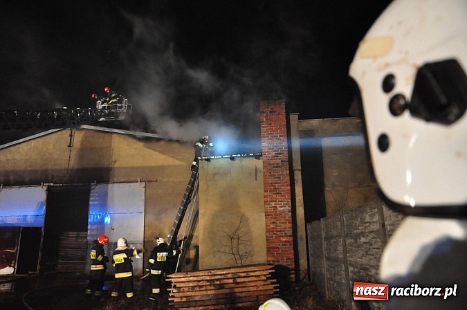 Zdjęcie w galerii na portalu naszraciborz.pl: Strażacy walczyli z groźnym pożarem hali produkcyjnej w Krzanowicach wiadomości z regionu