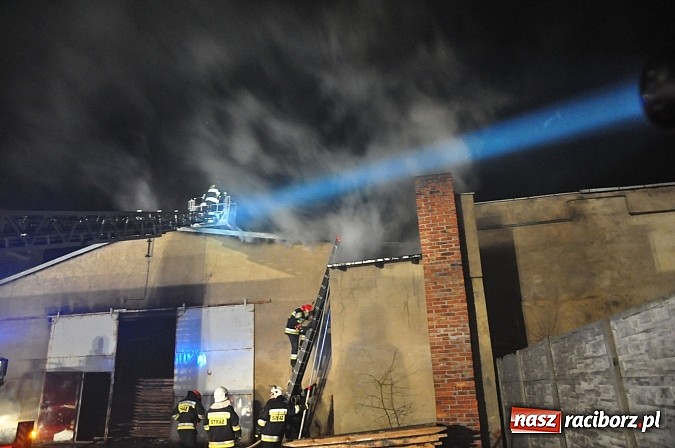 Zdjęcie w galerii na portalu naszraciborz.pl: Strażacy walczyli z groźnym pożarem hali produkcyjnej w Krzanowicach wiadomości z regionu