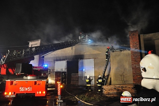 Zdjęcie w galerii na portalu naszraciborz.pl: Strażacy walczyli z groźnym pożarem hali produkcyjnej w Krzanowicach wiadomości z regionu